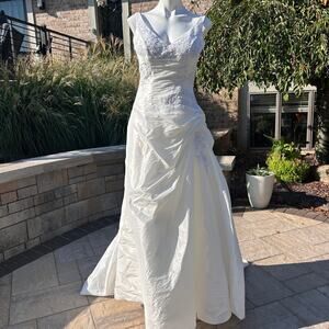 Cosmobella Sleeveless Near white wedding dress size 4